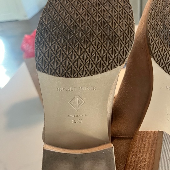 Donald Pliner size 8.5 tan ankle boots with gold hardware - Picture 6 of 6